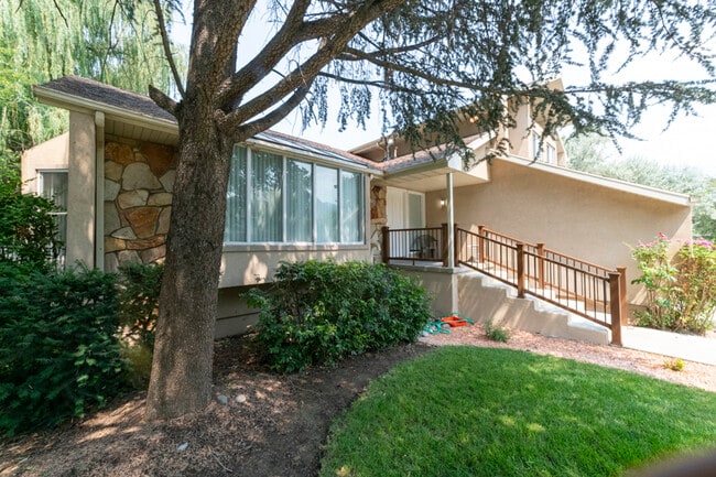 4968 S Spring Run Dr in Holladay, UT - Building Photo - Building Photo