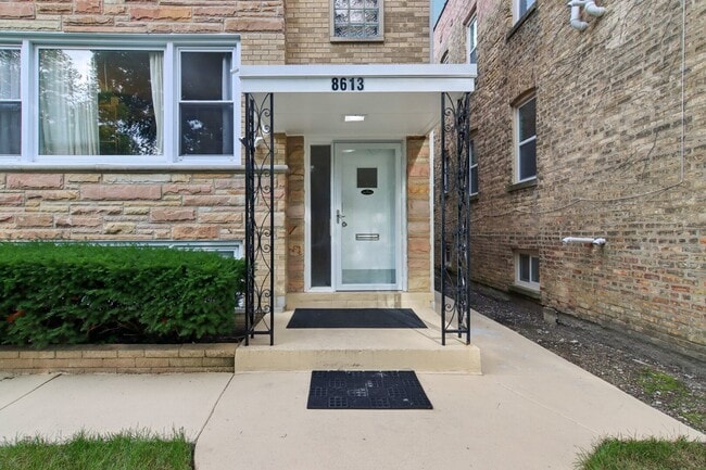 8613 Trumbull Ave in Skokie, IL - Building Photo - Building Photo