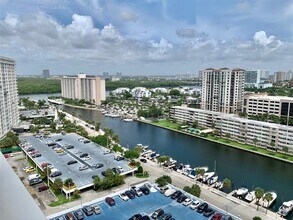100 Bayview Dr in Sunny Isles Beach, FL - Building Photo - Building Photo