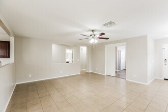 15589 W Port Au Prince Ln in Surprise, AZ - Foto de edificio - Building Photo