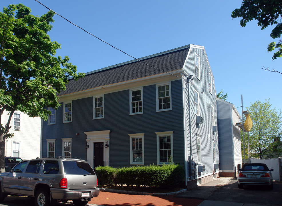 9 Essex St in Newburyport, MA - Building Photo