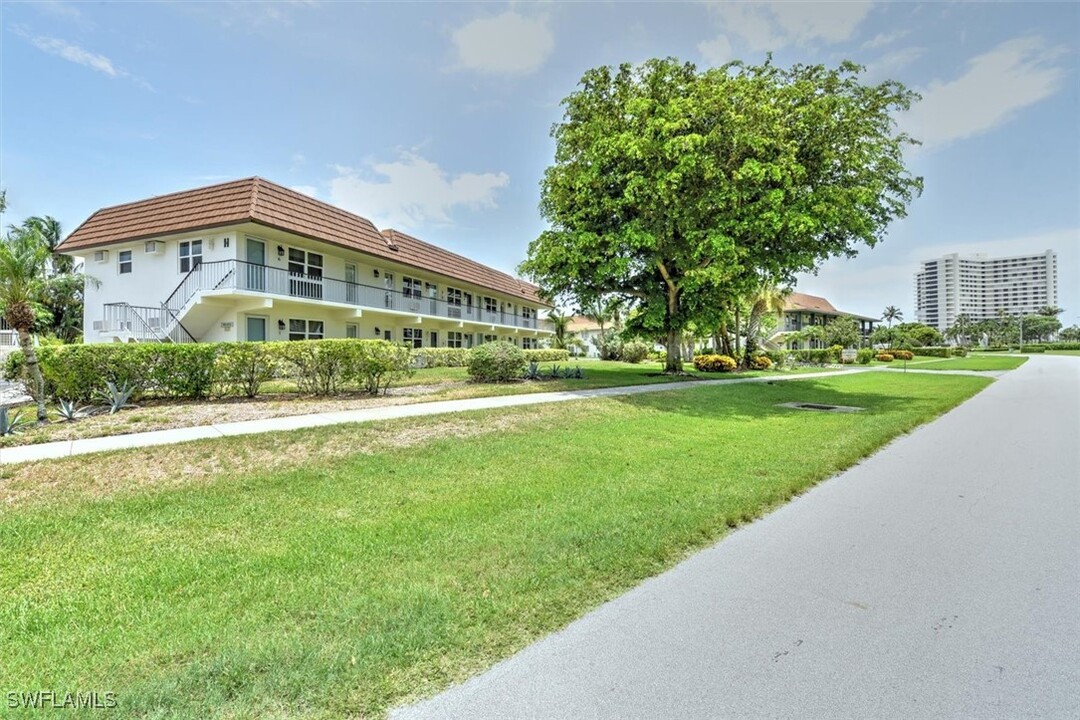 240 N Collier Blvd in Marco Island, FL - Building Photo