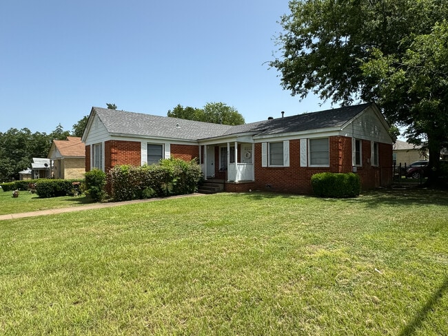 property at 403 E 6th St
