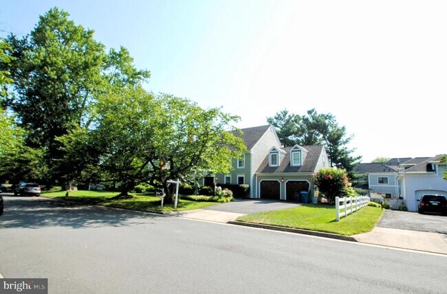 1506 Chain Bridge Ct in McLean, VA - Foto de edificio - Building Photo