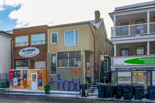 743 Bloor St W in Toronto, ON - Building Photo