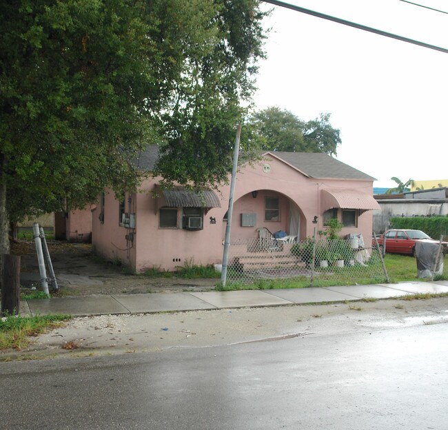 7208 NE Miami Ct in Miami, FL - Foto de edificio - Building Photo