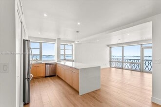 1430 Brickell Bay Dr in Miami, FL - Building Photo - Building Photo