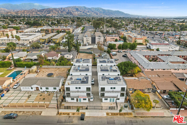 7634 Morella Ave in Los Angeles, CA - Building Photo - Building Photo