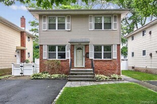 39 Yennicock Ave in Port Washington, NY - Building Photo