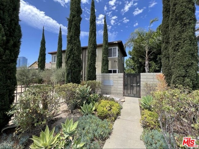 property at 5533 W Jefferson Blvd