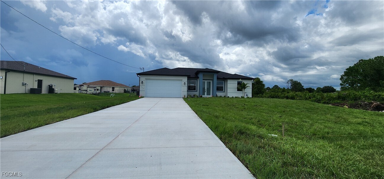 1050 Eisenhower Blvd in Lehigh Acres, FL - Building Photo