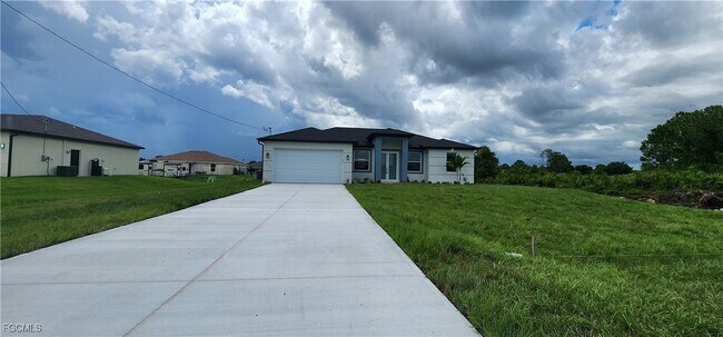 1050 Eisenhower Blvd in Lehigh Acres, FL - Building Photo - Building Photo