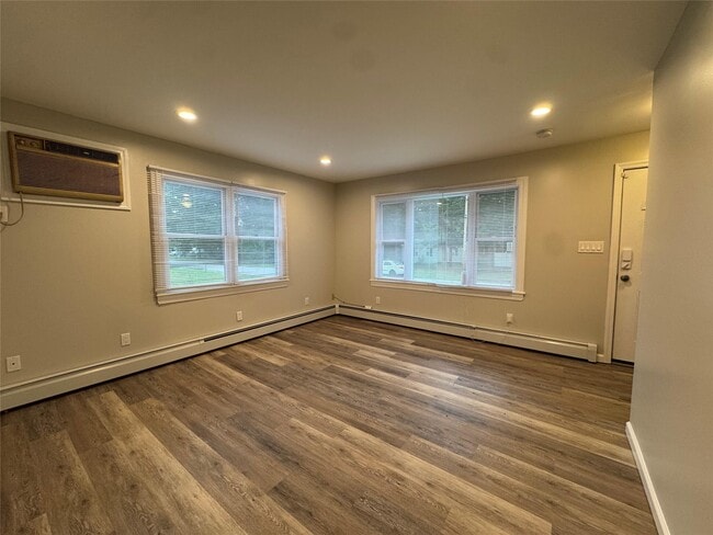 10 Claremont Dr in Mastic Beach, NY - Building Photo - Building Photo