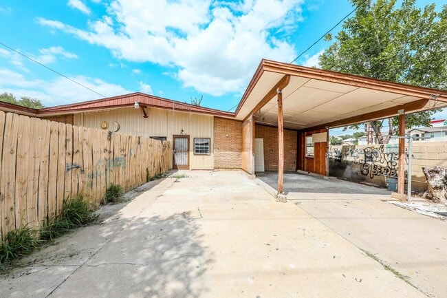 property at 2718 E Price St