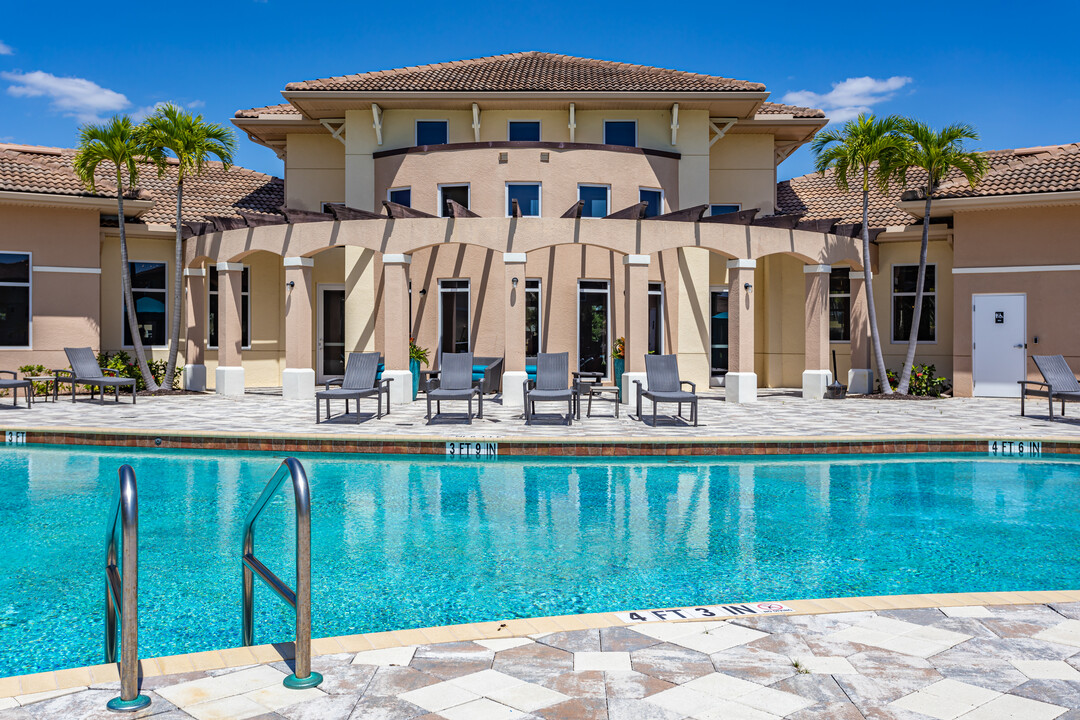 Colonial Commons in Ft. Myers, FL - Foto de edificio