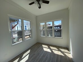 1053 W Columbia Ave in Chicago, IL - Building Photo - Building Photo