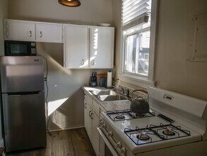 115 W 36th St, Unit 1 Bedroom 1 Bath in Savannah, GA - Foto de edificio - Building Photo