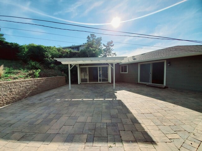 2745 Summit Dr in Hillsborough, CA - Building Photo - Building Photo