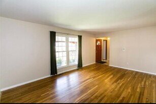 2264 McKelvey Rd in Maryland Heights, MO - Building Photo