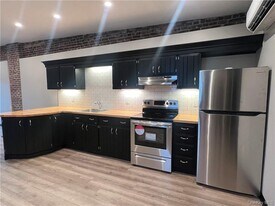 30 Henry St in Middletown, NY - Building Photo