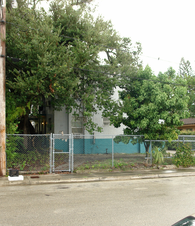 121 NW 74th St in Miami, FL - Foto de edificio - Building Photo