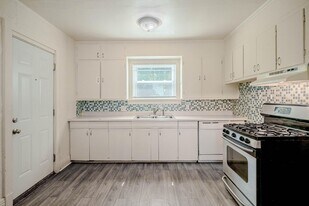 819 Oakland Dr in Kalamazoo, MI - Building Photo