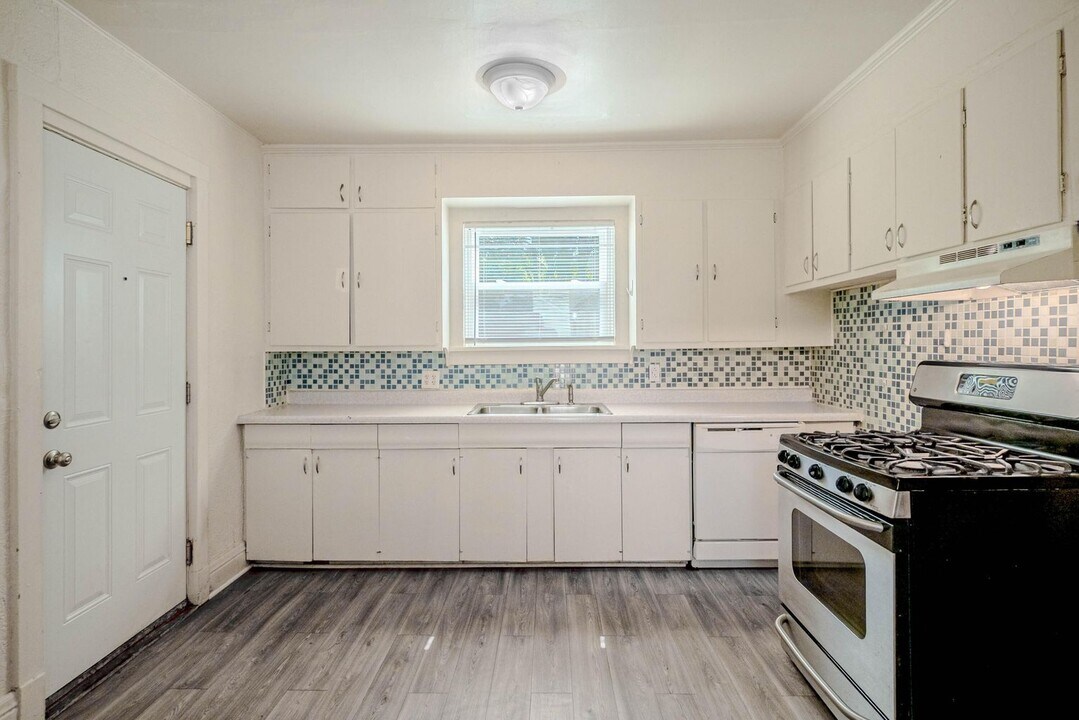 819 Oakland Dr in Kalamazoo, MI - Building Photo