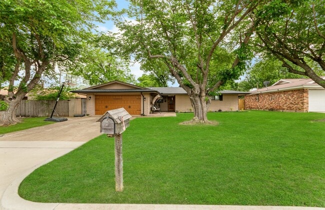 1703 Monaco Dr in Arlington, TX - Building Photo - Building Photo