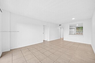 2601 NW 56th Ave in Lauderhill, FL - Foto de edificio - Building Photo