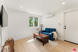 7103 Hatillo Ave in Los Angeles, CA - Foto de edificio - Building Photo