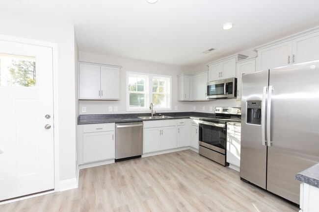 132 Smallwood Rd in Hubert, NC - Building Photo - Building Photo