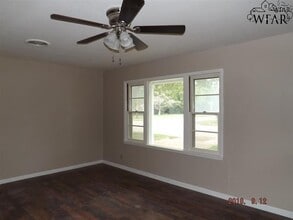 203 E Spring St in Henrietta, TX - Building Photo - Building Photo