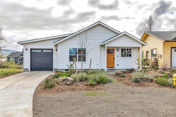 303 Gangnes Dr in Talent, OR - Building Photo - Building Photo