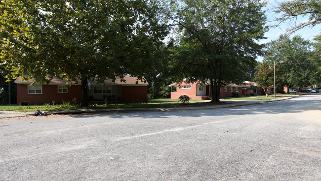 500-511 E North St in Zebulon, NC - Foto de edificio - Building Photo