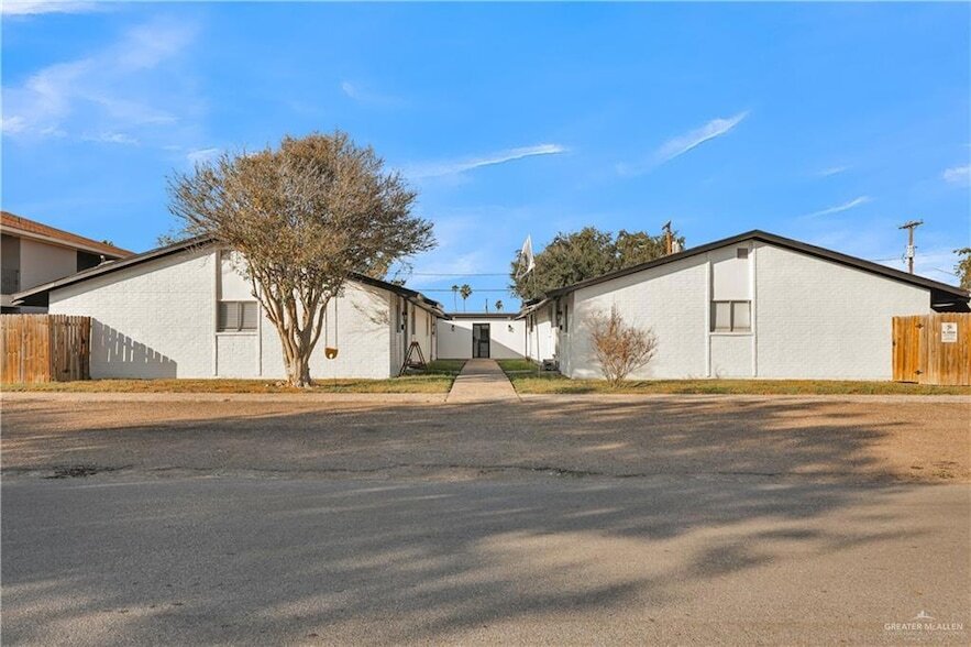 1104 Fern Ave in McAllen, TX - Foto de edificio