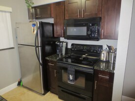 2811 N Oakland Forest Dr in Oakland Park, FL - Building Photo