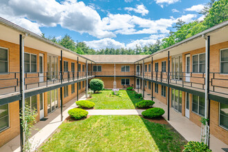 Clovelly Apartments in Nashua, NH - Foto de edificio - Building Photo