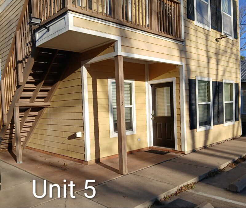 204 E Buck St in Caldwell, TX - Foto de edificio