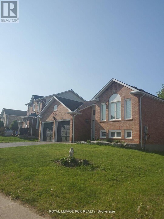 199 King St in East Gwillimbury, ON - Building Photo
