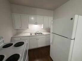 421 Poplar Level Ct in Louisville, KY - Building Photo