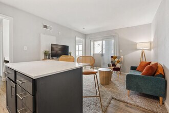 8054 Exchange Dr in Austin, TX - Foto de edificio - Building Photo