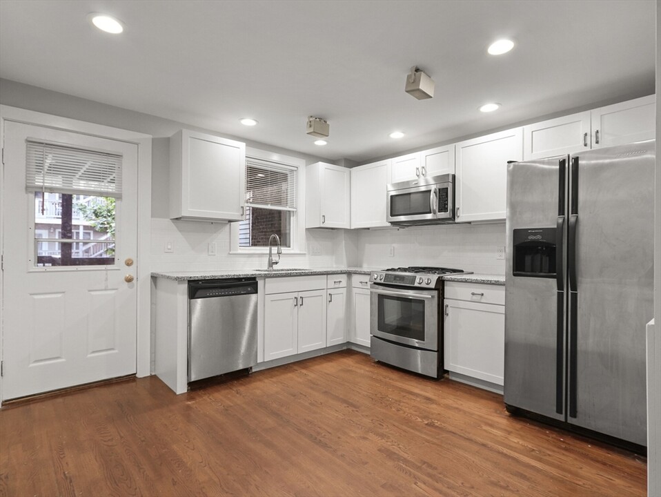 137 W 8th St, Unit 1 in Boston, MA - Building Photo