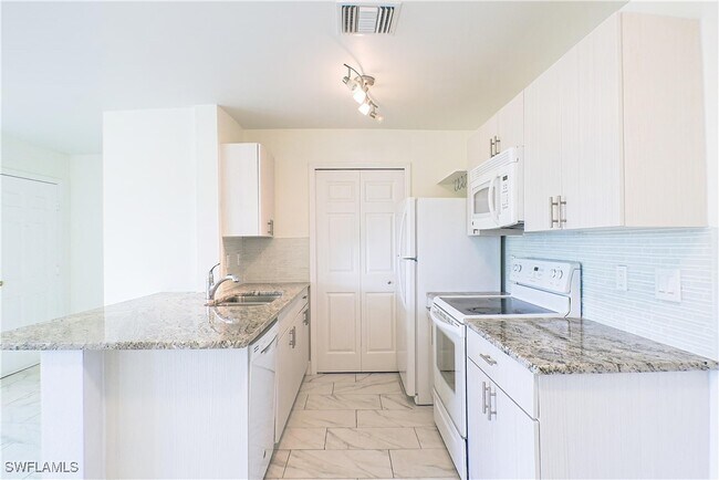 12540 Equestrian Cir in Ft. Myers, FL - Building Photo - Building Photo