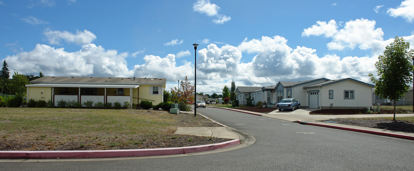 2388 Maia Loop in Springfield, OR - Foto de edificio