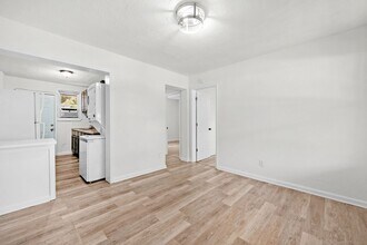 2101 W Romana St-Unit -Unit B in Pensacola, FL - Building Photo - Building Photo