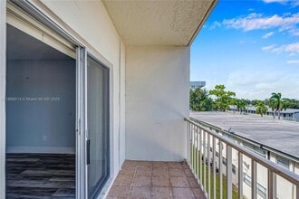 16750 NE 10th Ave in North Miami Beach, FL - Building Photo - Building Photo
