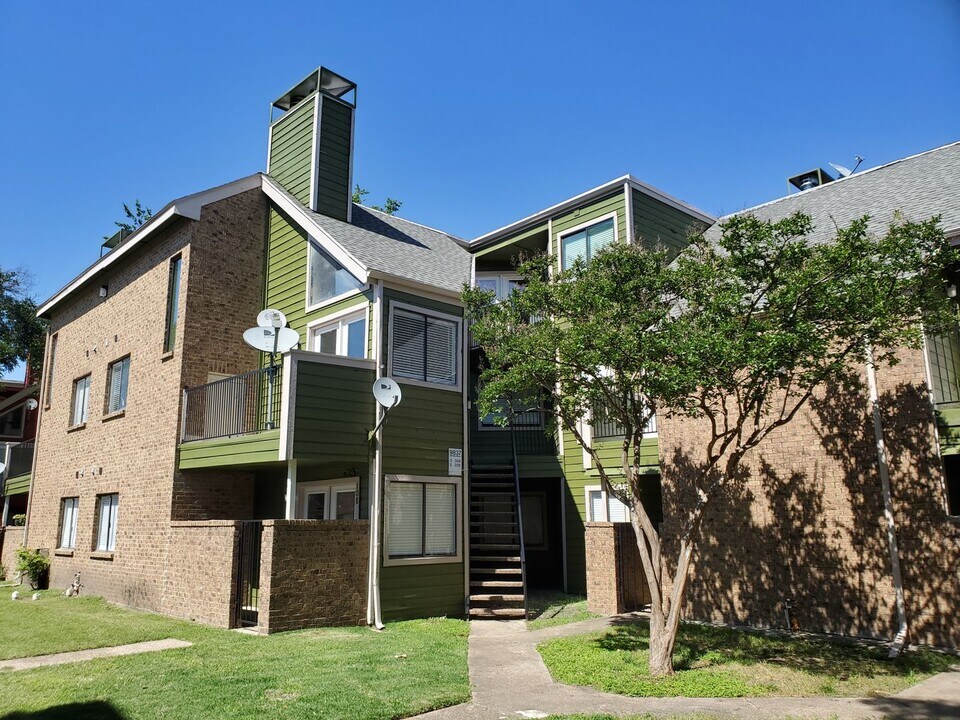 9837 Walnut St in Dallas, TX - Foto de edificio
