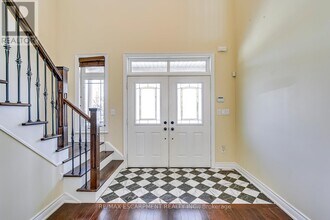 2492 Chaplin Rd in Oakville, ON - Building Photo - Building Photo