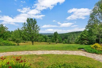 975 S Hill Rd in Ludlow, VT - Foto de edificio - Building Photo