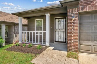 5569 Falling Bark Dr in Memphis, TN - Building Photo - Building Photo